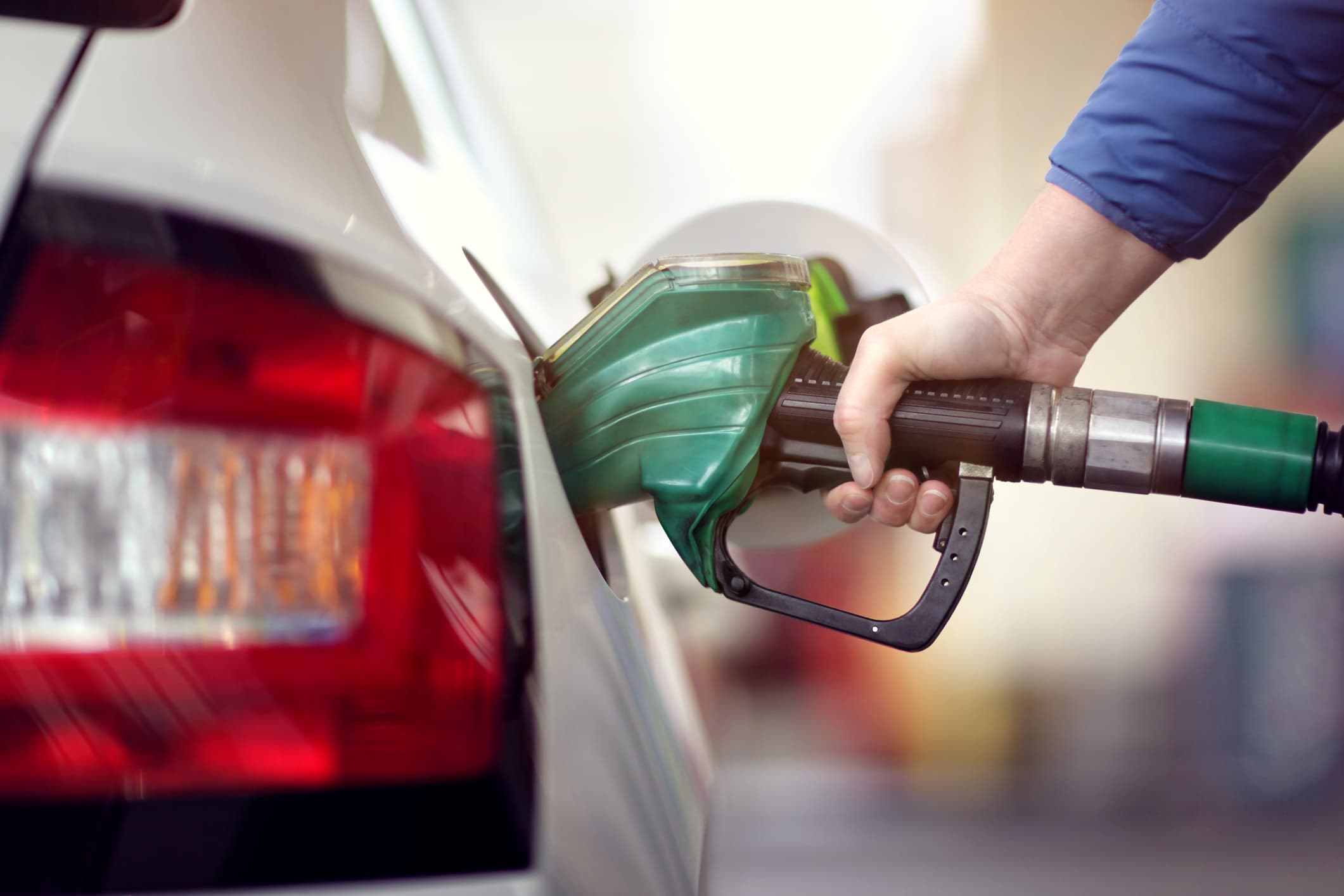 Prețurile la carburanți scad ușor după o perioadă de scumpiri