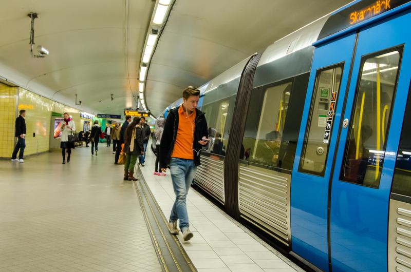 Suedia reduce tarifele la transportul public pentru a sprijini populația