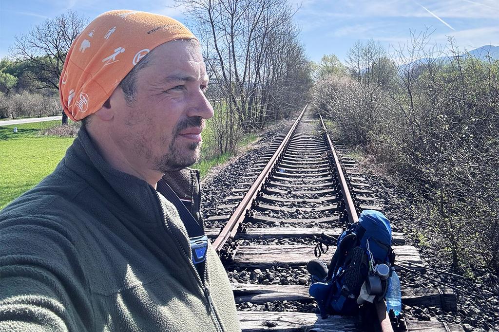 Constantin Țăposu parcurge Via Transilvanica pe jos pentru a construi o tabără copiilor defavorizați